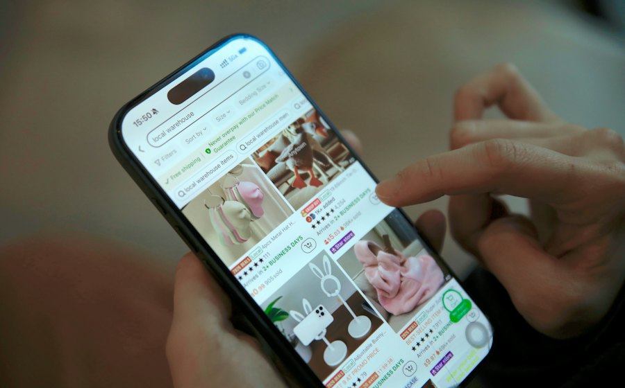 Persona revisando un catálogo de productos en su celular