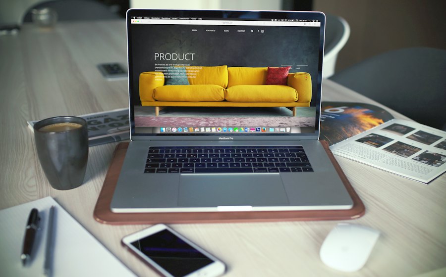 Laptop mostrando una landing page de producto