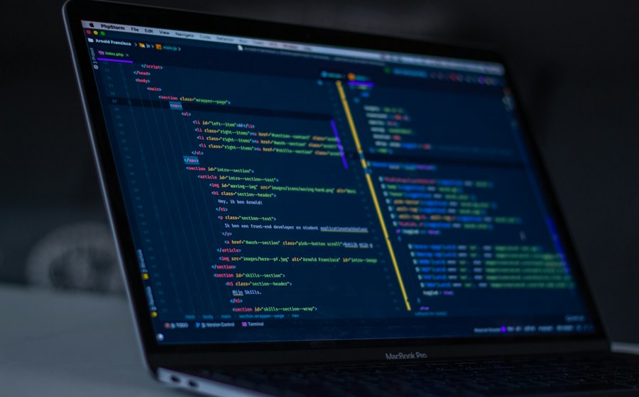 Código de software en una laptop
