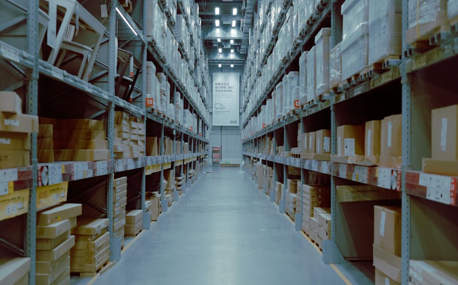 Almacén con estanterías de inventario