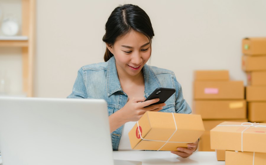 Emprendedora preparando pedidos de su tienda online