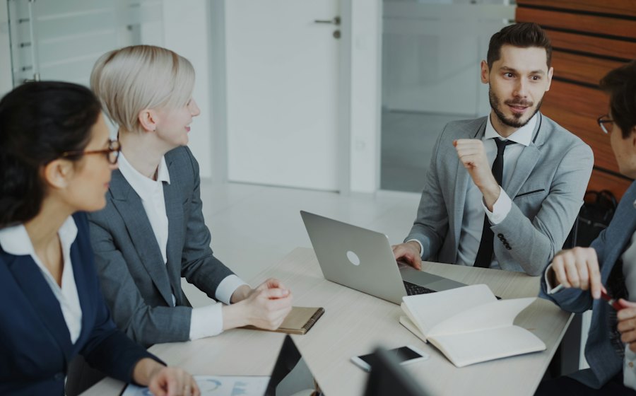 Equipo de una empresa reunido en una oficina